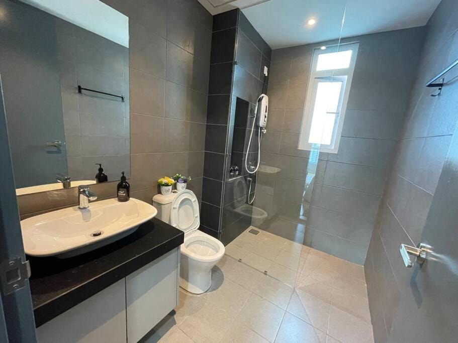Shower, Toilet, Bathroom, towels