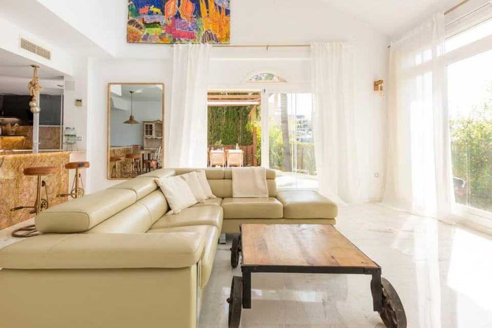 Kitchen or kitchenette, Living room, Seating area