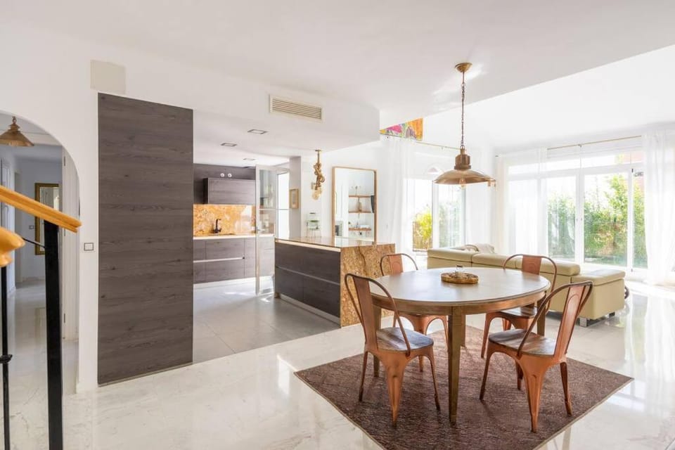 Kitchen or kitchenette, Seating area, Dining area, minibar, oven, pet friendly