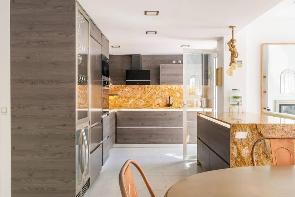 Kitchen or kitchenette, Seating area, Dining area, minibar, kitchen