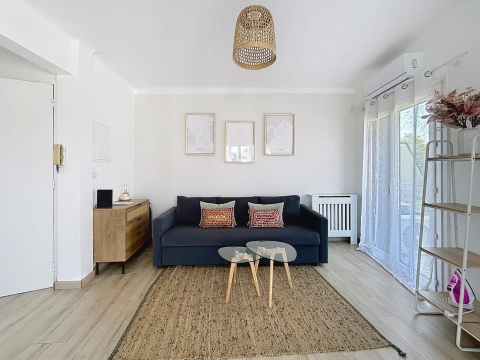 Bed, Living room