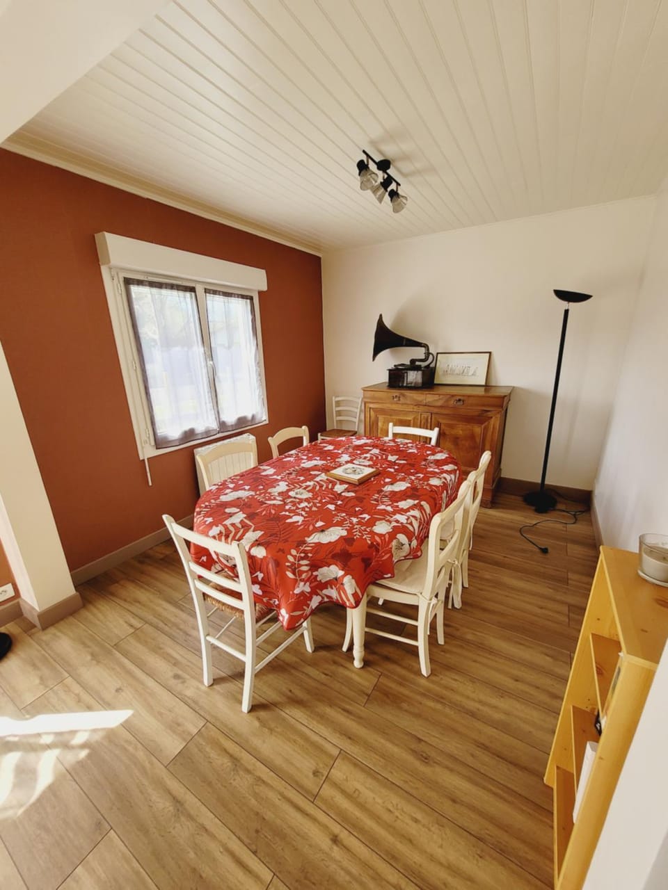 Living room, Seating area, Dining area