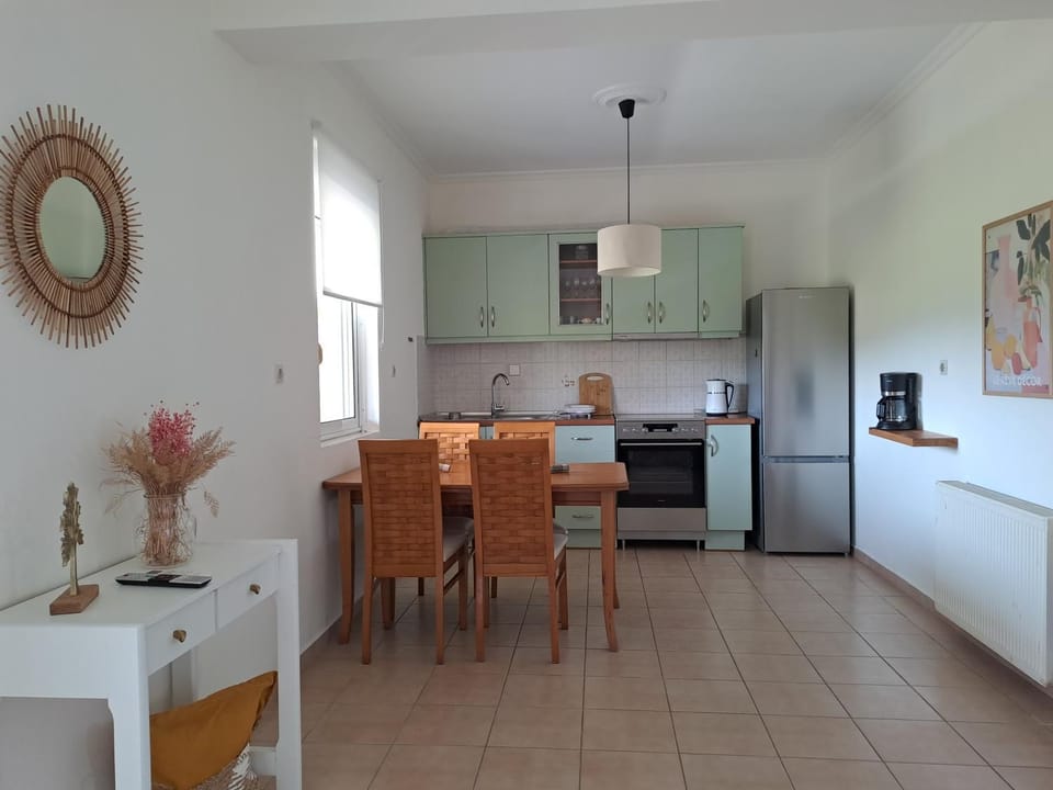 Kitchen or kitchenette, Dining area, oven, stove