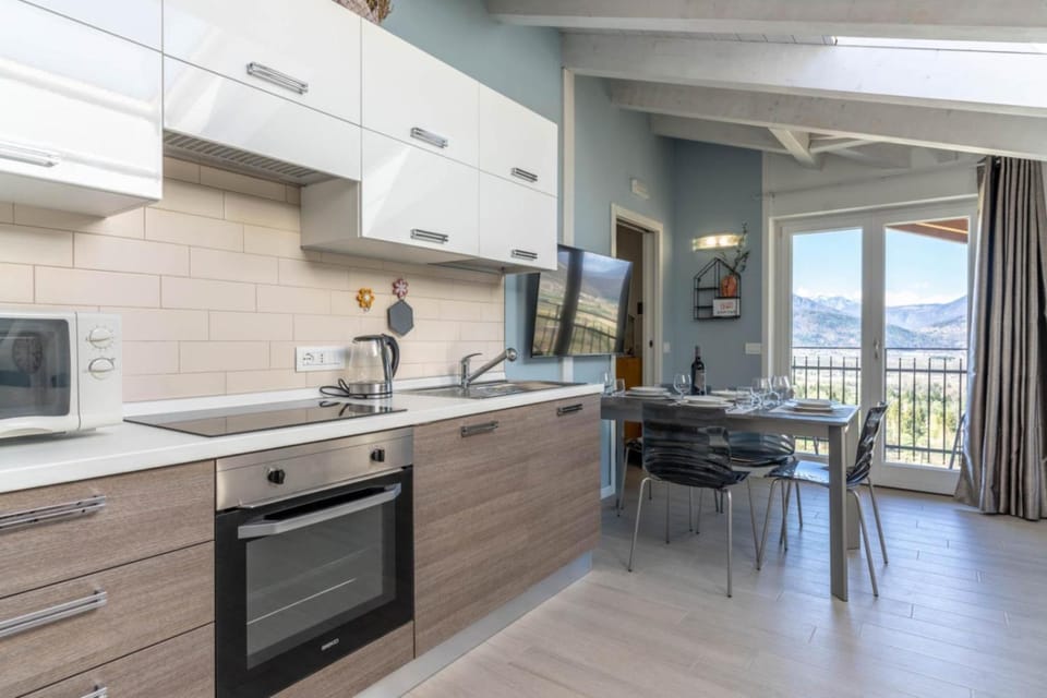 Kitchen or kitchenette, Dining area, stove