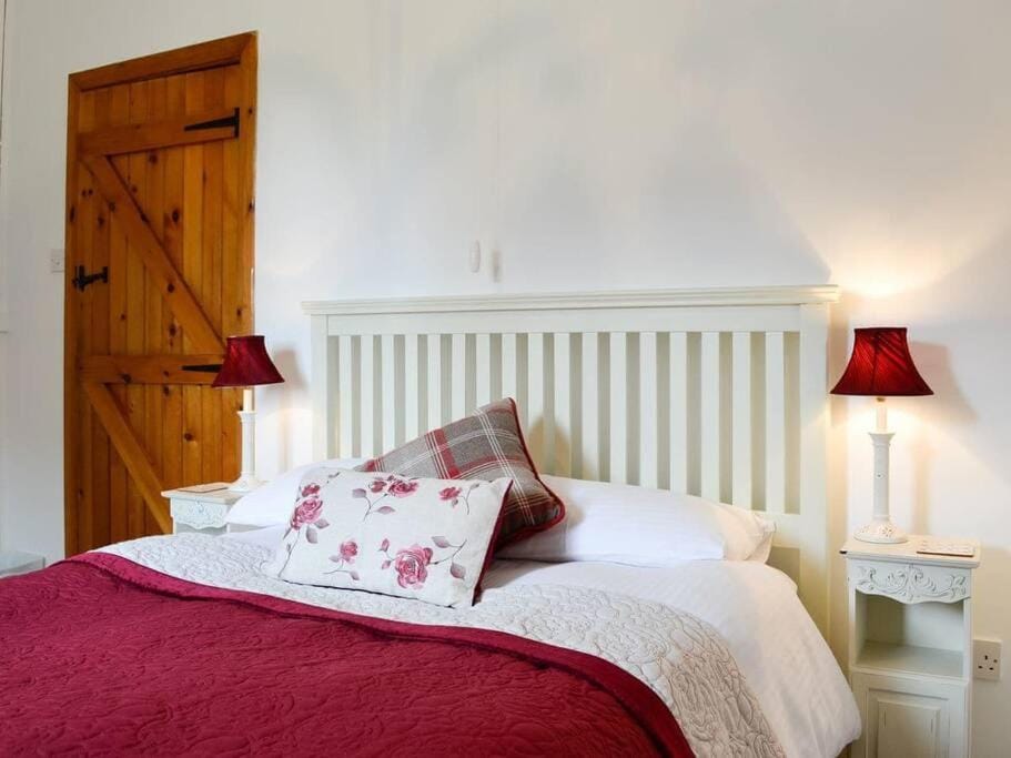 Bed, Photo of the whole room, Bedroom, wardrobe