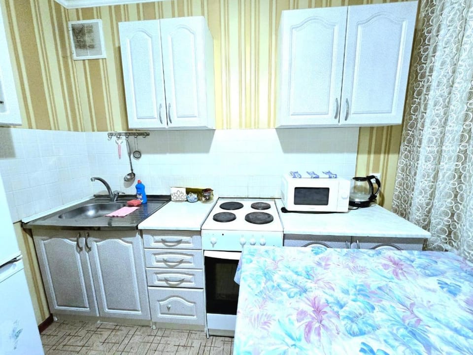 Coffee/tea facilities, Kitchen or kitchenette, oven, stove