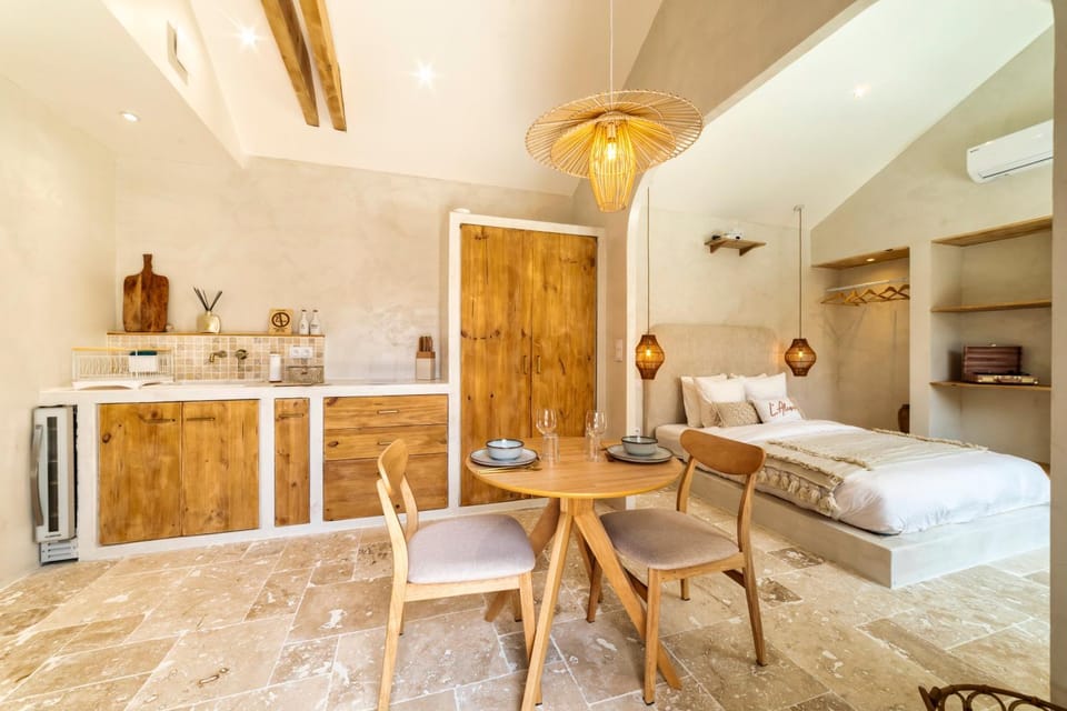 Bed, Living room, Photo of the whole room, Seating area, Dining area, Bedroom, minibar, stove, wardrobe