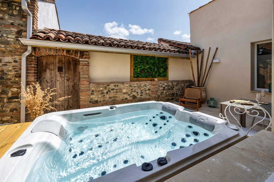 Patio, Day, Natural landscape, Hot Tub, Spa and wellness centre/facilities
