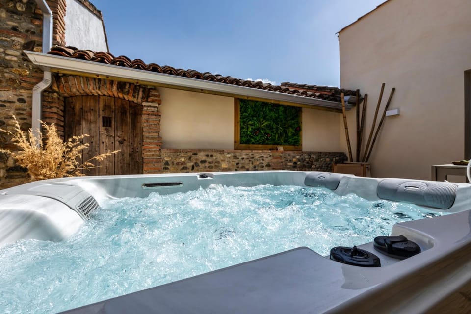 Patio, Day, Natural landscape, Hot Tub, Spa and wellness centre/facilities