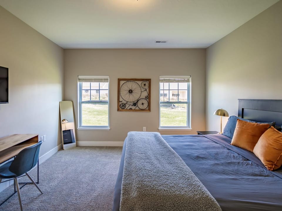 Bed, TV and multimedia, Living room, Seating area, Bedroom