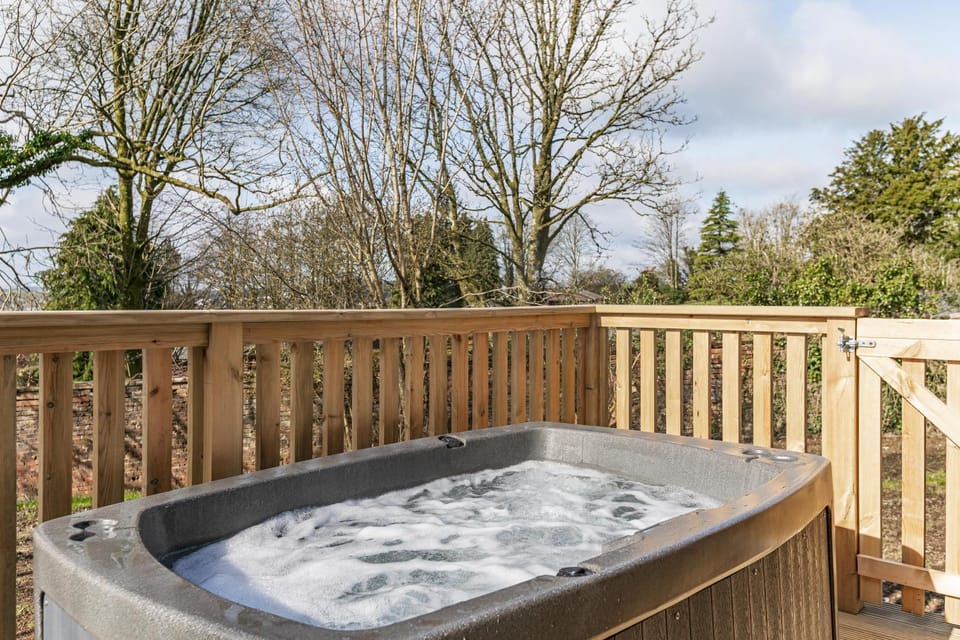 Natural landscape, Hot Tub, Balcony/Terrace