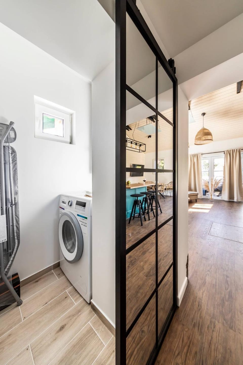 Kitchen or kitchenette, washing machine, air conditioner