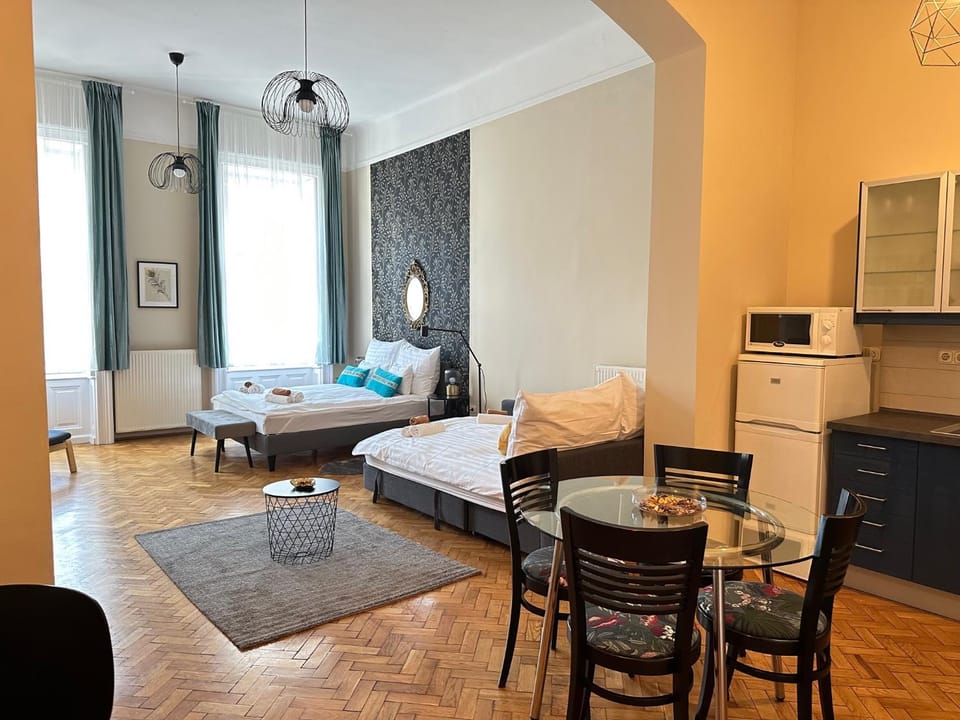 Kitchen or kitchenette, Photo of the whole room, Dining area