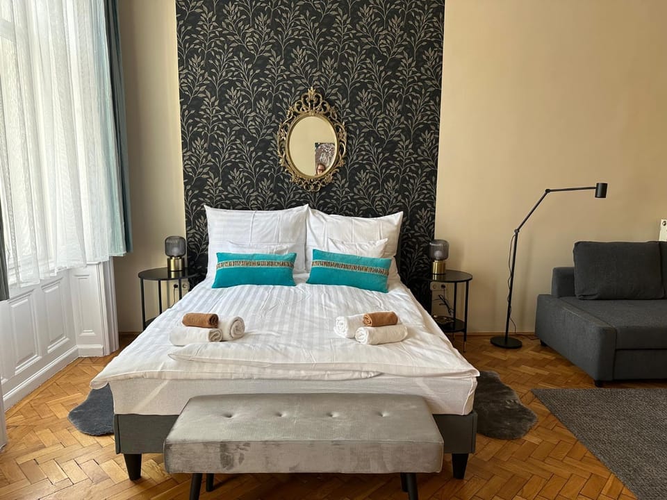 Bed, Living room, Photo of the whole room, Bedroom