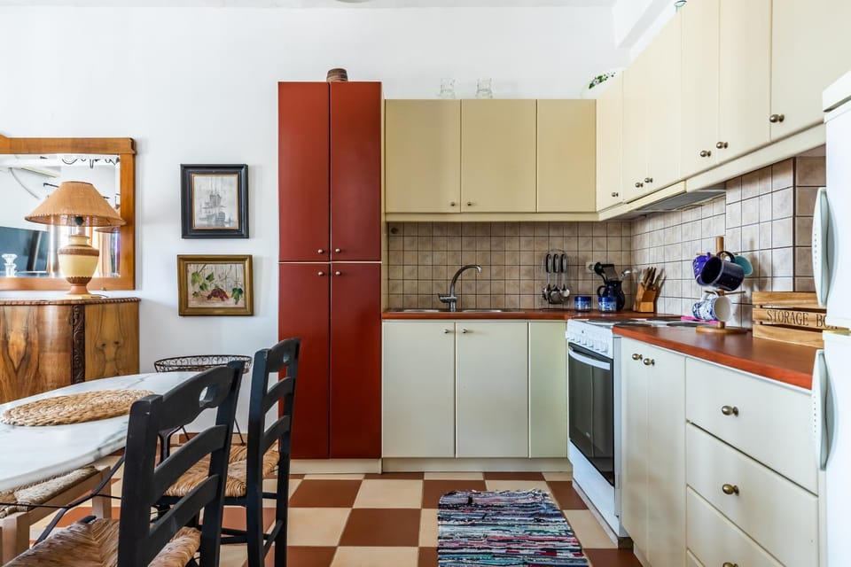 Kitchen or kitchenette, Dining area, oven, stove
