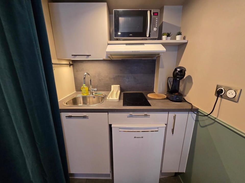 2G- Studio tout équipé avec cuisine proche Paris Apartment in Issy-les-Moulineaux