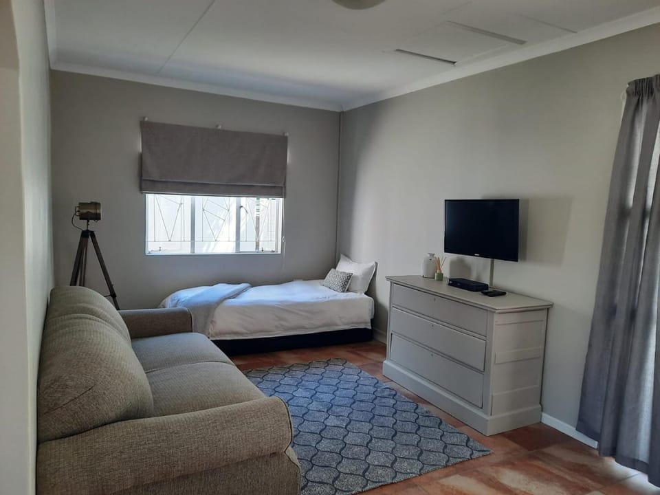 TV and multimedia, Seating area, Bedroom
