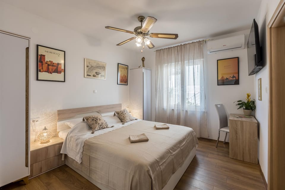 Bed, TV and multimedia, Bedroom, fireplace, air conditioner