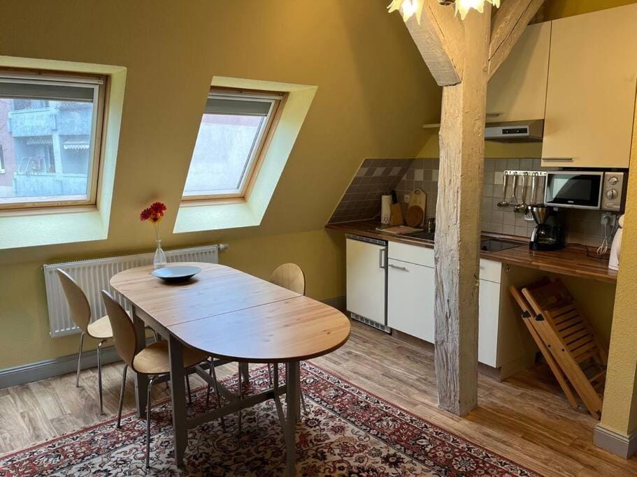 Kitchen or kitchenette, Dining area, minibar, stove