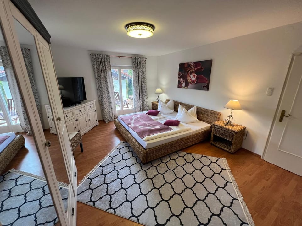 Alpen Suite Tegernsee - große Sonnenterasse und idyllischer Garten Apartment in Tegernsee