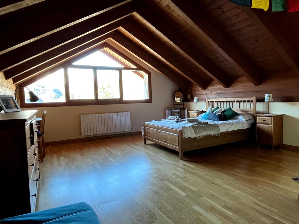 Bed, Photo of the whole room, Seating area, Bedroom