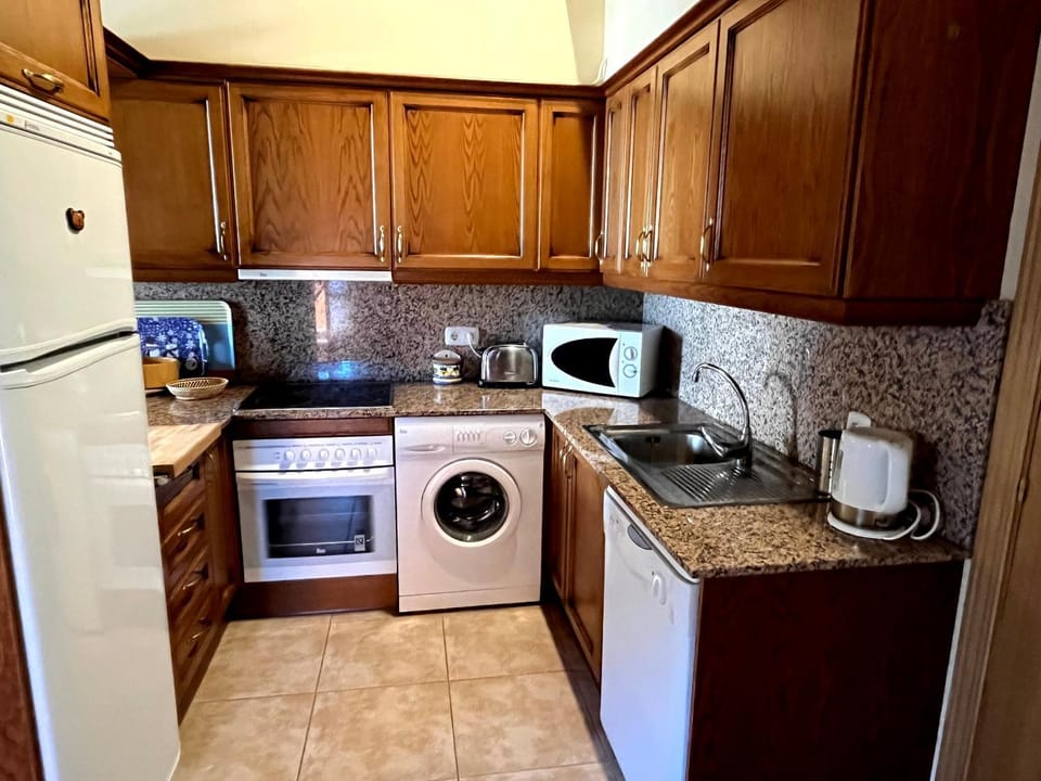 Coffee/tea facilities, Kitchen or kitchenette, dishwasher, oven, stove, toaster, washing machine