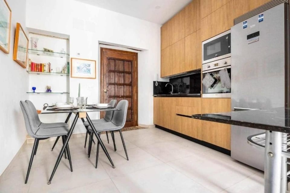 Kitchen or kitchenette, Dining area, stove