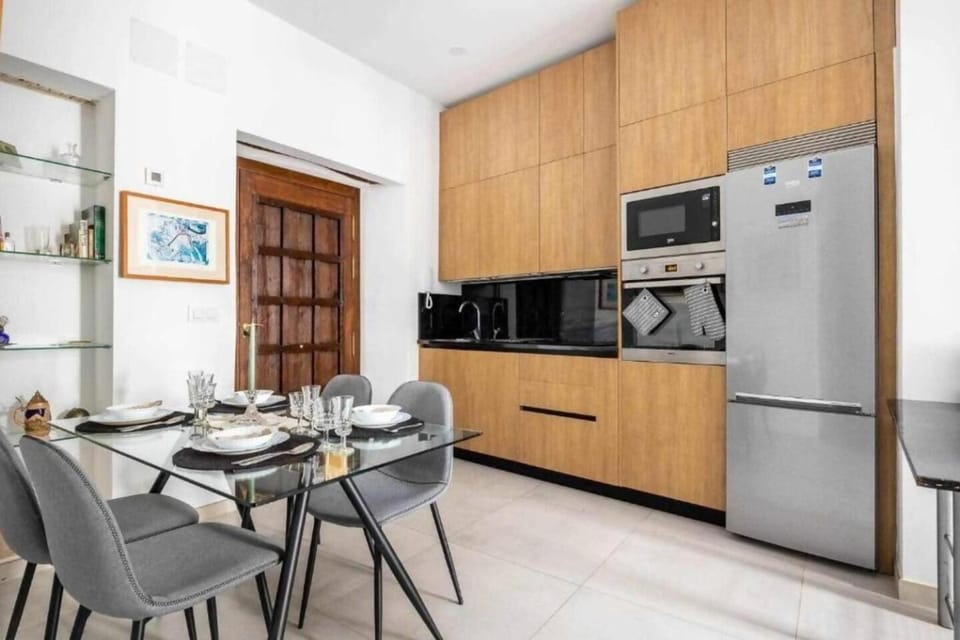 Kitchen or kitchenette, Dining area, oven, stove, toaster