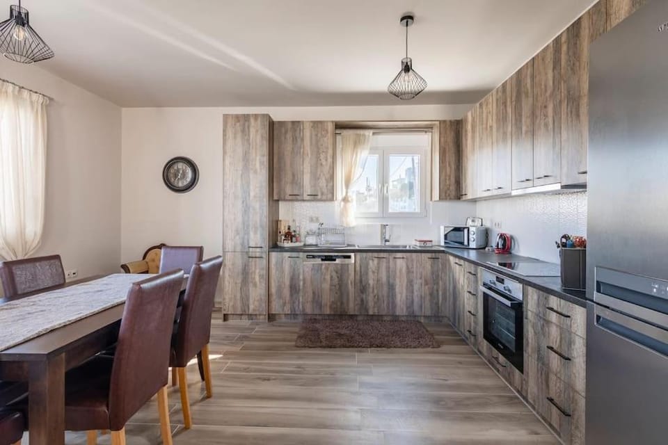 Kitchen or kitchenette, Dining area, dishwasher, minibar, pet friendly