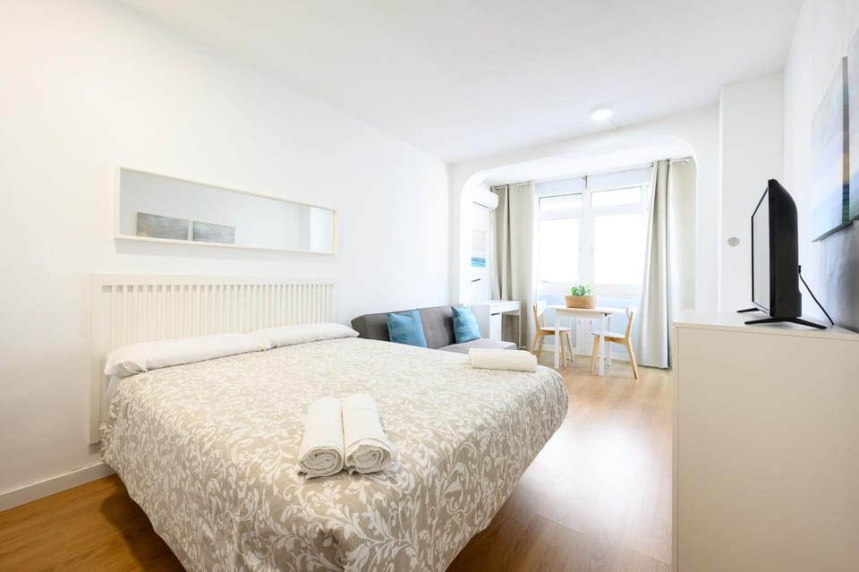 Bed, TV and multimedia, Living room, Photo of the whole room, Dining area, Bedroom, internet, air conditioner