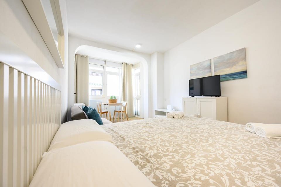Bed, TV and multimedia, Living room, Photo of the whole room, Dining area, Bedroom, air conditioner