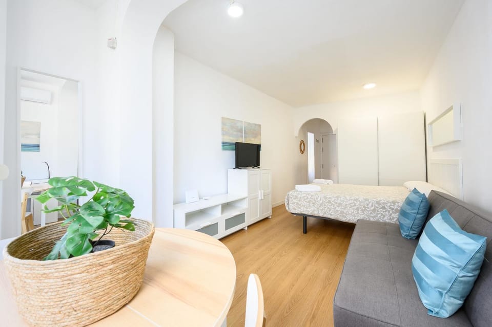 Bed, TV and multimedia, Living room, Dining area, air conditioner