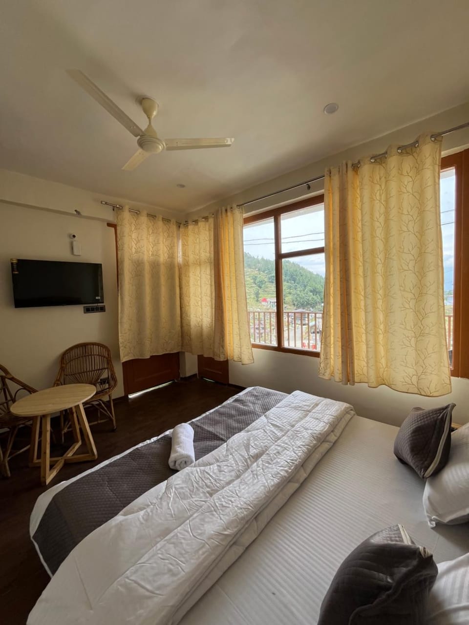 Communal lounge/ TV room, Bed, Bathroom, TV and multimedia, View (from property/room), Photo of the whole room, Evening entertainment, Bedroom, fireplace, room service, VIP, air conditioner