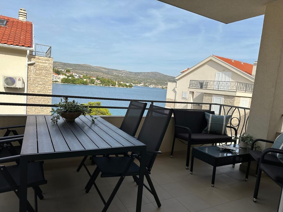Day, Natural landscape, View (from property/room), Balcony/Terrace, Seating area, Dining area, Mountain view, Sea view