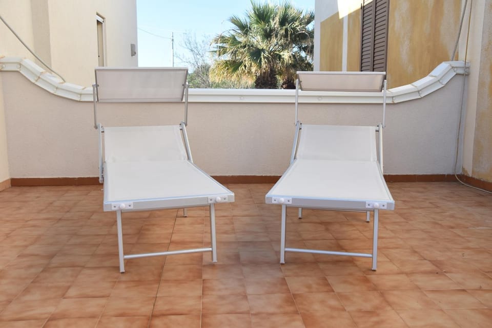 Balcony/Terrace, sunbed