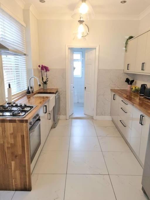 Contemporary Spacious 3BR House close to City Centre House in Coventry