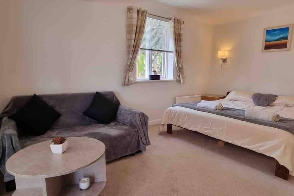 3 Bedroom Bungalow with great Sea Views, Private Hot Tub & Gardens House in Paignton