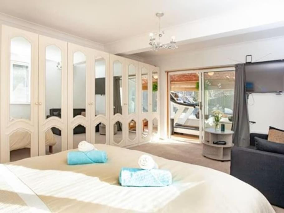 3 Bedroom Bungalow with great Sea Views, Private Hot Tub & Gardens House in Paignton