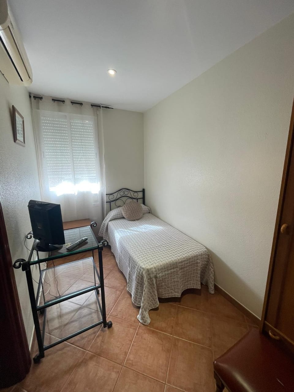 Bed, TV and multimedia, Photo of the whole room