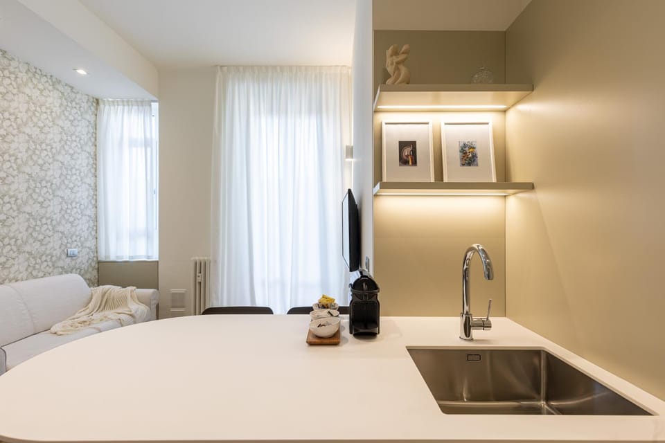 TV and multimedia, Coffee/tea facilities, Kitchen or kitchenette, Living room, Seating area, Dining area, internet