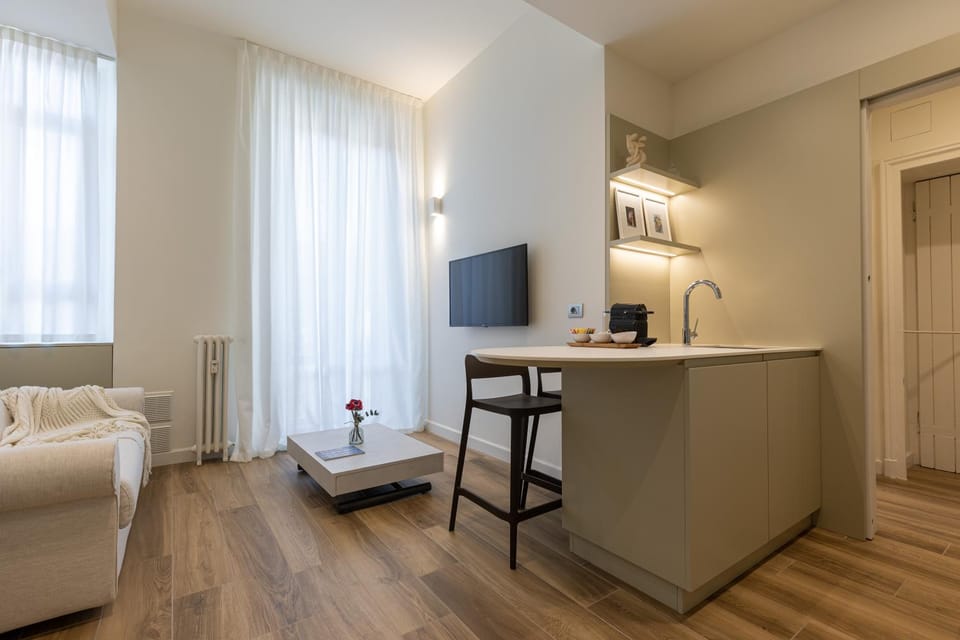 TV and multimedia, Coffee/tea facilities, Kitchen or kitchenette, Living room, Seating area, Dining area, internet
