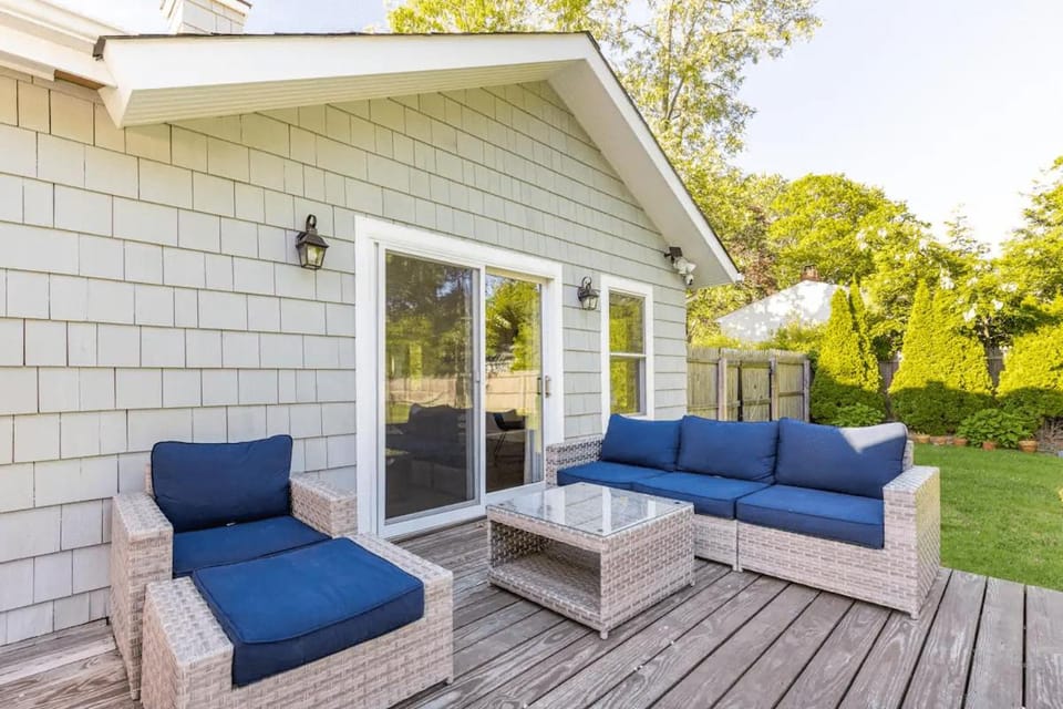 Luxurious Hamptons House with Heated Pool & Grill House in East Quogue