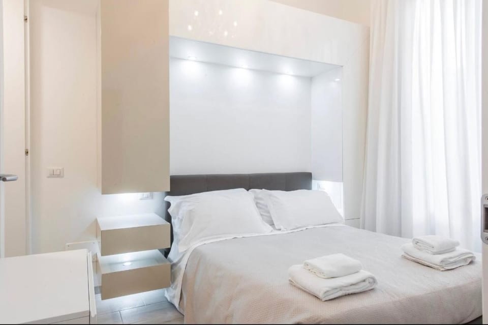 Photo of the whole room, Bedroom, towels