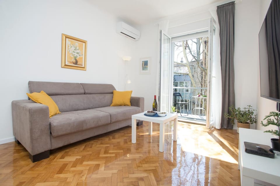Living room, Seating area, air conditioner