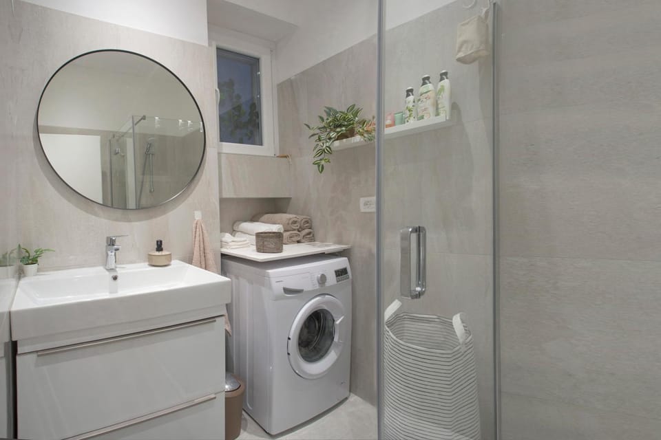 Shower, Bathroom, towels, washing machine