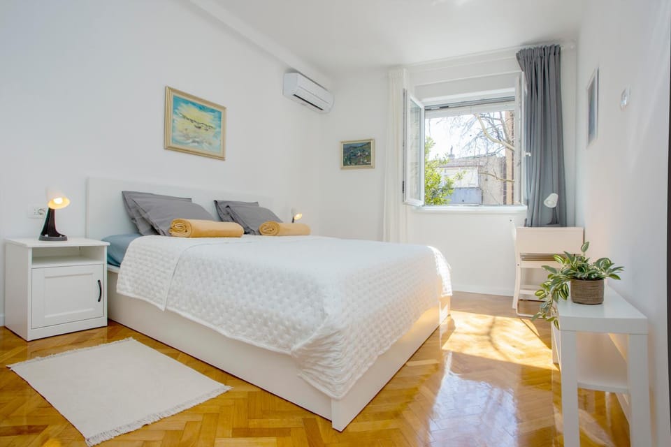 Bed, Bedroom, air conditioner