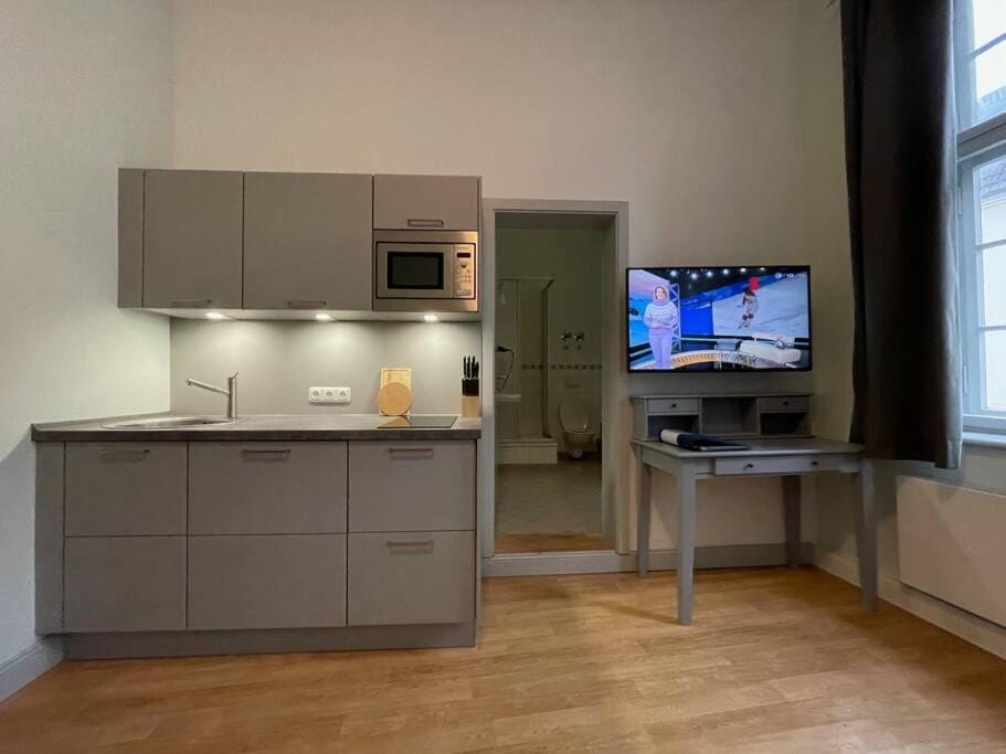 Kitchen or kitchenette, minibar, stove