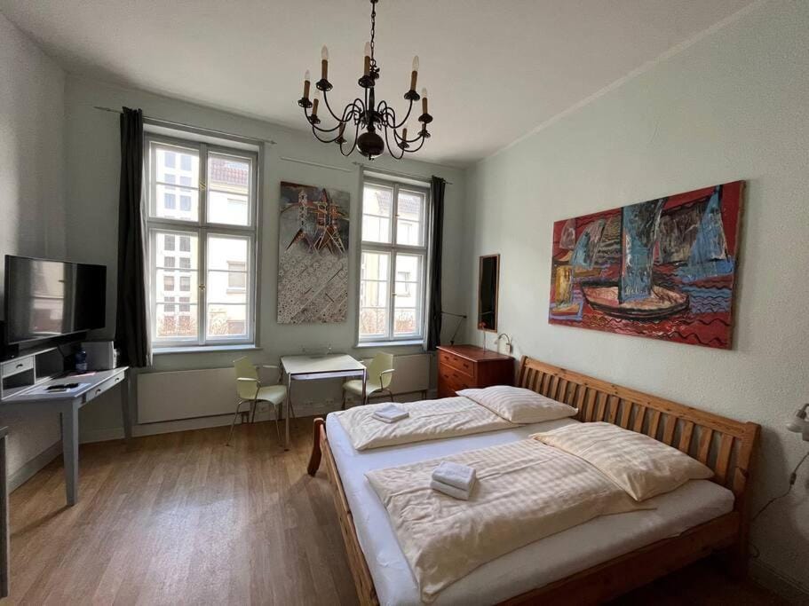 Bed, TV and multimedia, Photo of the whole room, Bedroom, hair dresser