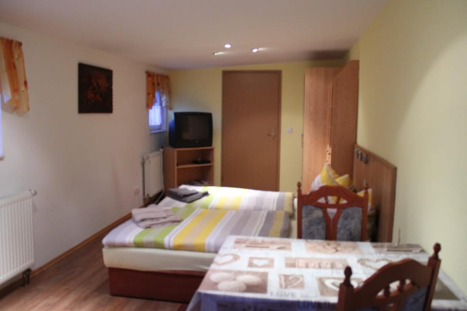 TV and multimedia, Photo of the whole room, Bedroom