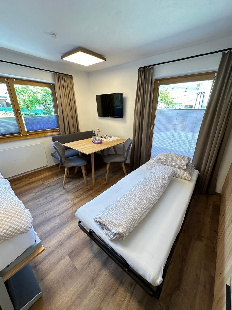 Bed, Living room, Photo of the whole room, Seating area, Bedroom